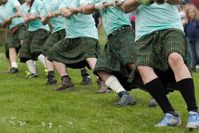 Tovtrækning til Highland Games. Deltagere iklædt grønternet kilt.